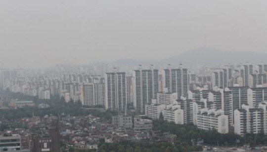 12·16 부동산 대책으로 서울 재건축 단지들을 비롯한 집값 상승세가 한 풀 꺾인 가운데, 용인 기흥을 비롯한 수도권 일부지역은 여전히 오름세를 유지하고 있는 것으로 나타났다. 사진은 경기도 일산 아파트단지 모습. <연합뉴스>